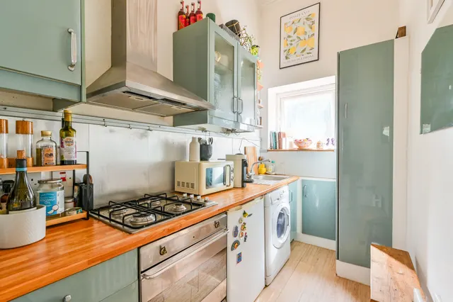 Photo 3 — Ground Floor Flat, 87b Brondesbury Villas, London