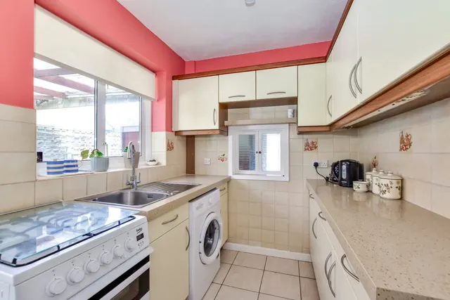Wood Rise, Eastcote, HA5, photo 2