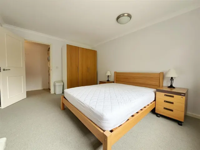 William Court, Buckingham Close, London, photo 1