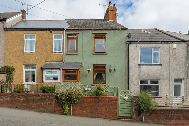 Prospect Place, Pontypool, photo 1