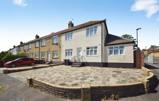 Cowper Gardens, London, N14, photo 1