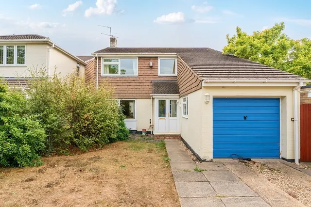 Fishersdene, Claygate KT10, photo 1