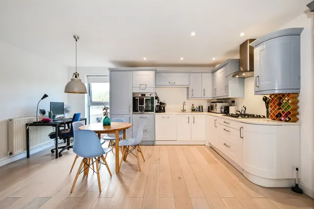 Ascot House, London, E14, photo 3