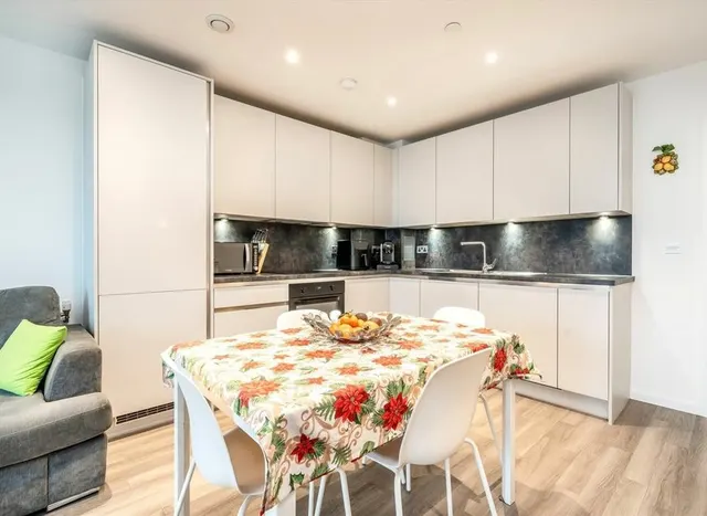 Selbourne Avenue, Hounslow, TW3, photo 3