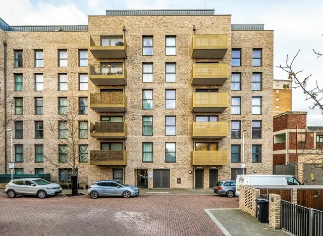Selbourne Avenue, Hounslow, TW3, photo 1