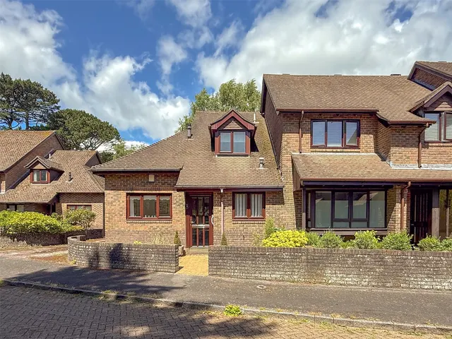 Woodley Gardens, Lymington, Hampshire, SO41, photo 1