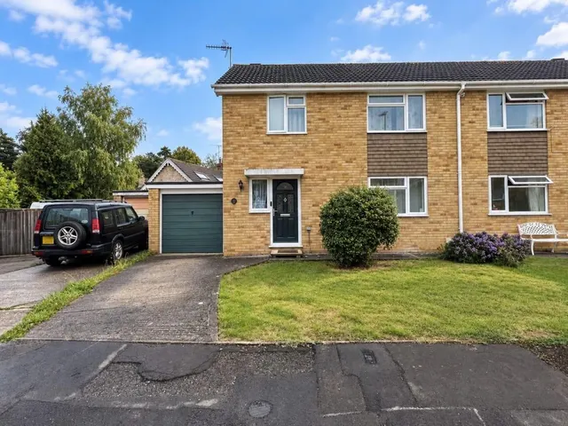 Yellow Hundred Close, Dursley, photo 1