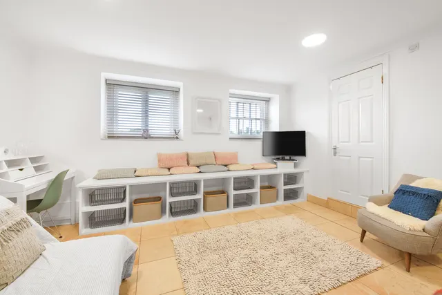 Hampton Court Road, KT8, photo 2
