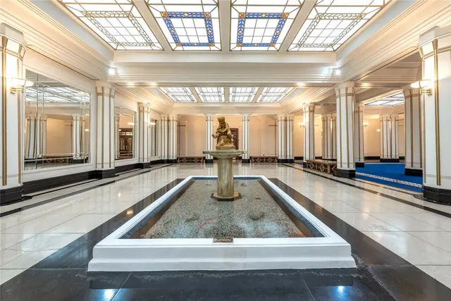 4 bedroom flat — Berkeley Court, Baker Street, London, NW1