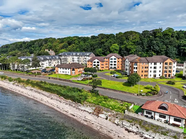 Photo 2 — 19 Underbank, Largs, KA30 8SS
