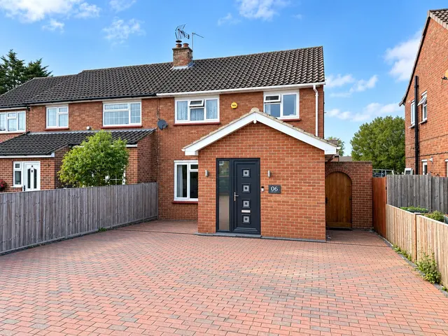 Barnes Road, Frimley, GU16, photo 1