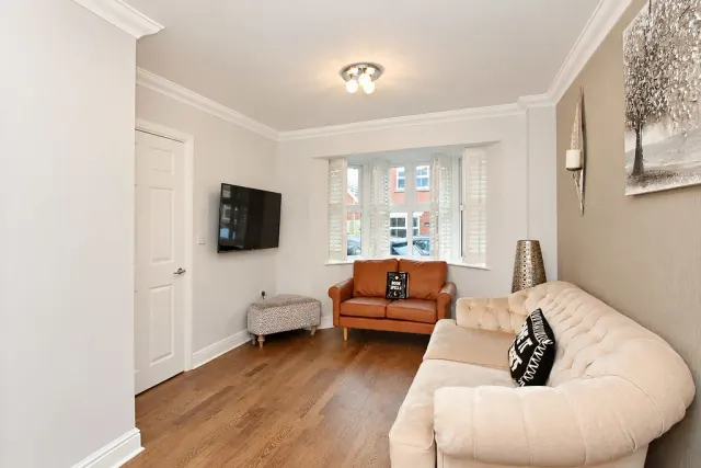 Tamarisk Way, Weston Turville, HP22, photo 3