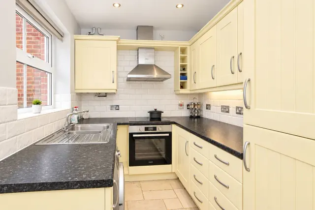 Tamarisk Way, Weston Turville, HP22, photo 2