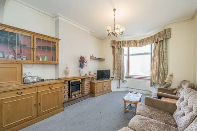 Deacon Road, KT2, photo 2