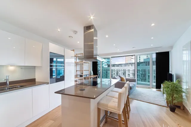 Arena Tower, Crossharbour Plaza, E14, photo 2