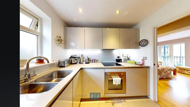 Photo 2 — Buckingham Road, Epping