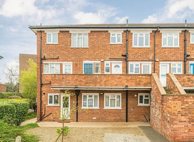 South Bank, Surbiton, KT6, photo 1