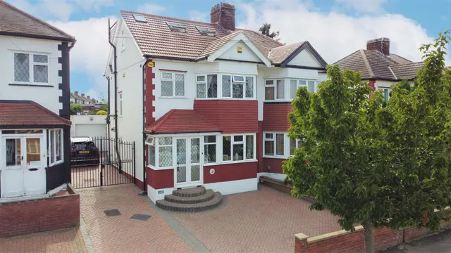 Kensington Drive, Woodford Green, IG8, photo 1