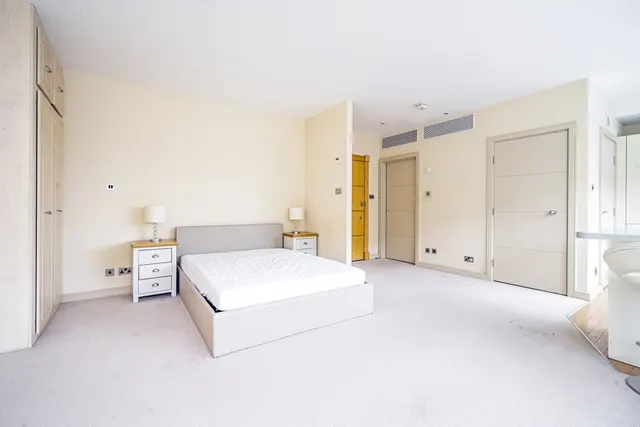 Photo 3 — Grosvenor Road Pimlico SW1V