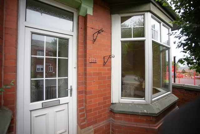 Oldham, OL2, photo 1