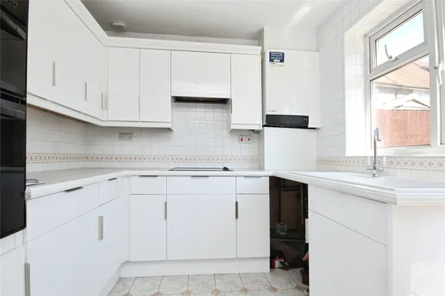 Hunters Hall Road, Dagenham, RM10, photo 2