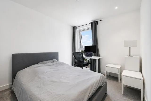 Wandsworth Road, SW8, photo 3