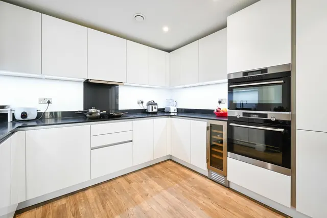 Wandsworth Road, SW8, photo 2
