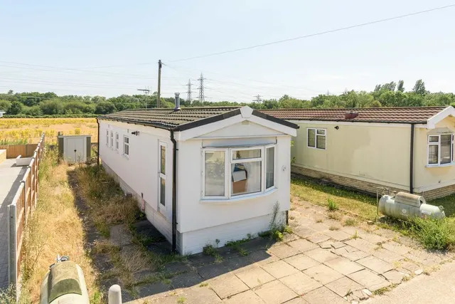 Weybridge Park Estate, Addlestone KT15 2RB, photo 1