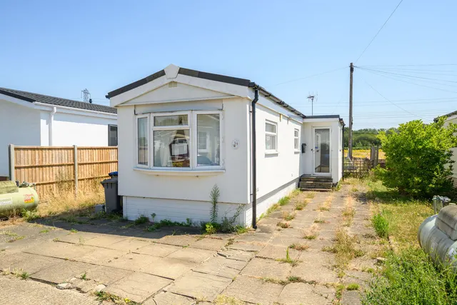 Photo 2 — Weybridge Park Estate, Addlestone KT15 2RB