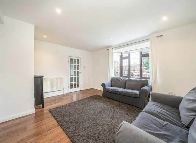 Photo 2 — Chestnut Grove, Mitcham, CR4