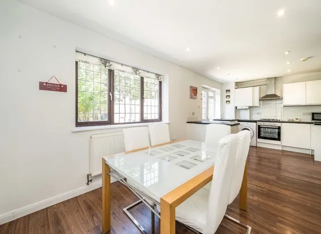 Photo 3 — Chestnut Grove, Mitcham, CR4