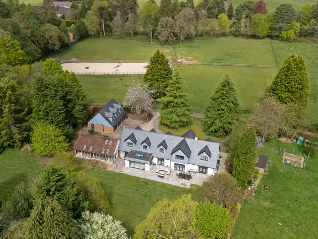 Portsmouth Road, Liphook, GU30, photo 1