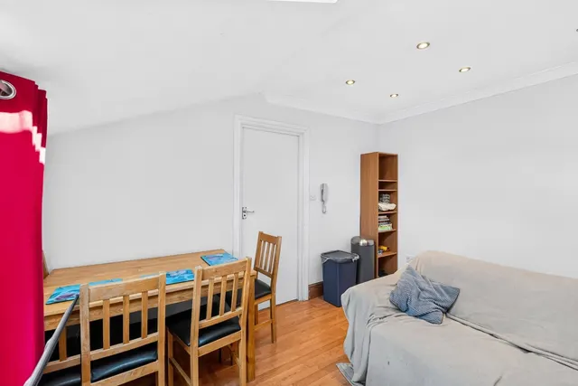 Tooting Bec Road, London, SW17, photo 2