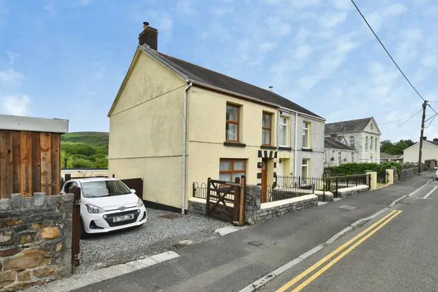 Cwmamman Road, Glanamman, SA18, photo 1