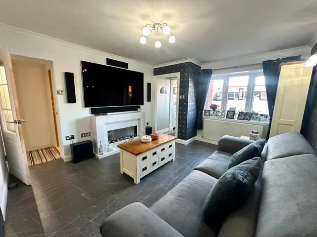 Exbury Close, Pendeford, WV9, photo 3