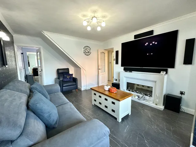 Exbury Close, Pendeford, WV9, photo 2