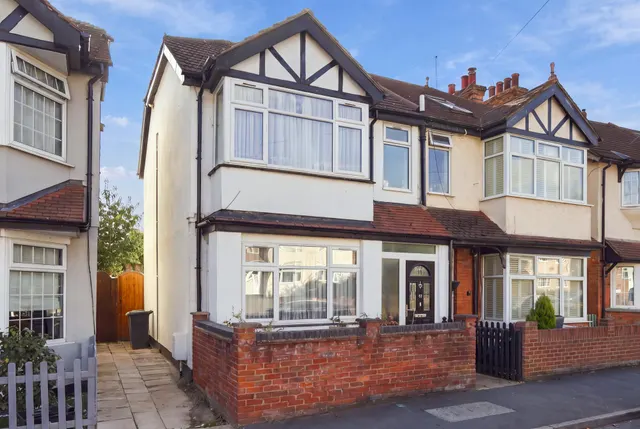 3 bedroom house, Old Essex Road, Hoddesdon, EN11
