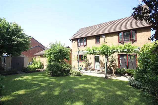 Tavinor Drive, Chippenham, photo 2