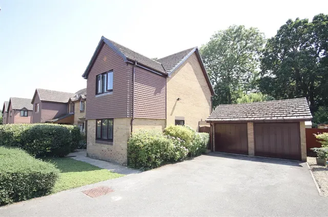 Tavinor Drive, Chippenham, photo 1