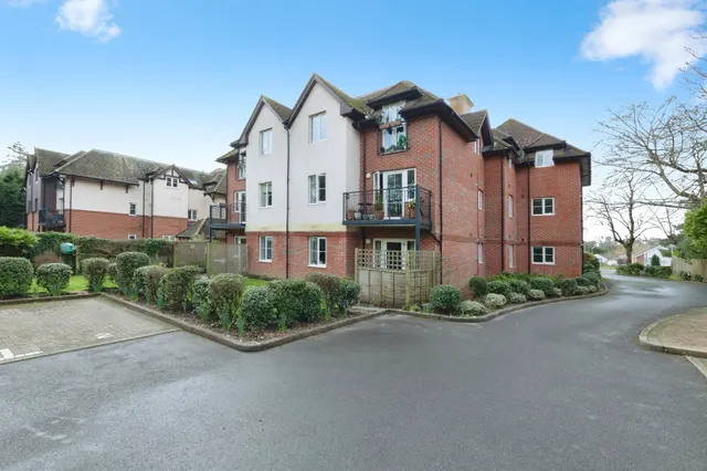 Station Road, West Moors, Ferndown, photo 1