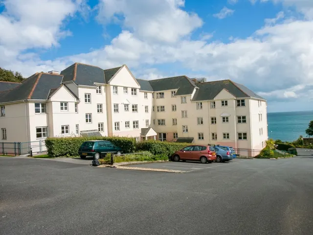 Cliff Road, Bay Court, TR11, photo 1