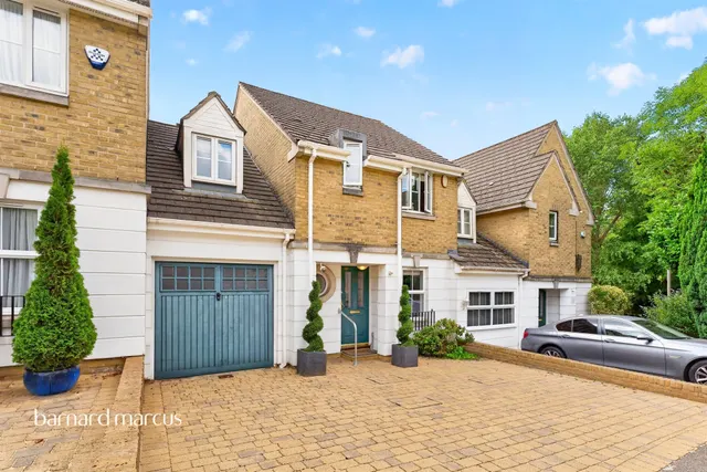 Halton Close, London, photo 1