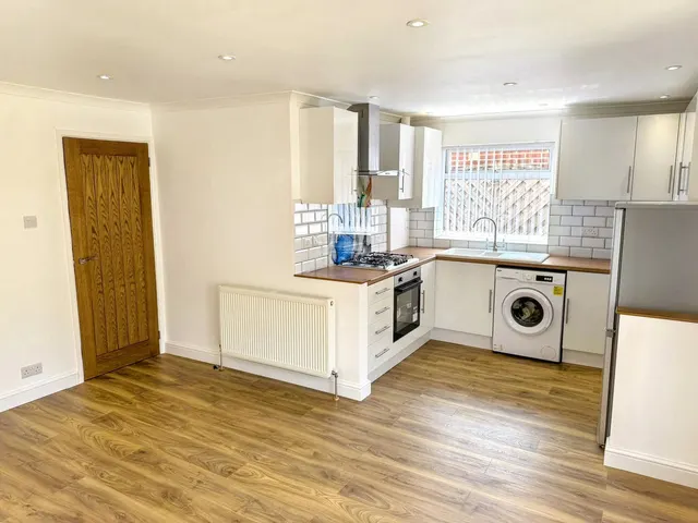 Photo 2 — Dale Valley Close, Southampton SO16 6QQ