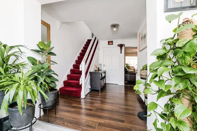 Photo 2 — View Close, CHIGWELL, Essex, IG7