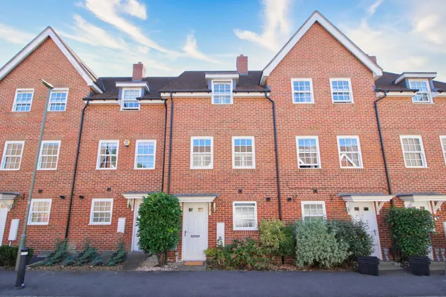 3 bedroom house, Whittaker Drive, Horley, RH6