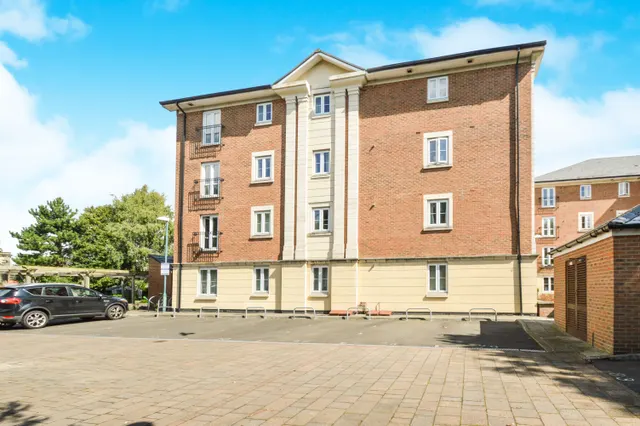 BRUNEL CRESCENT, photo 1