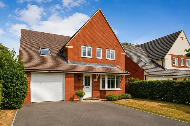 Lysander Crescent, Watchfield, Swindon, photo 1