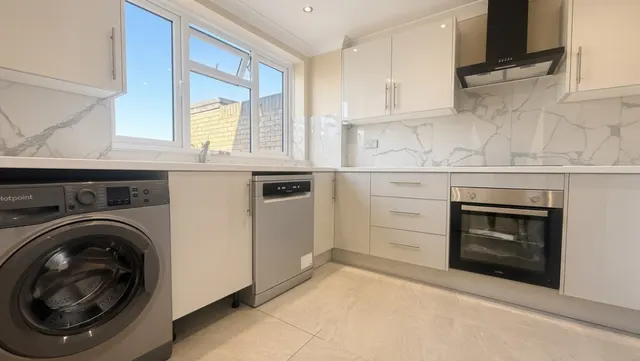Hetherington Road, Shepperton, photo 1
