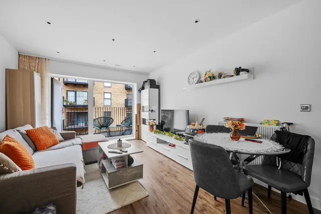 Photo 3 — Rolfe Terrace, London, SE18 6AJ