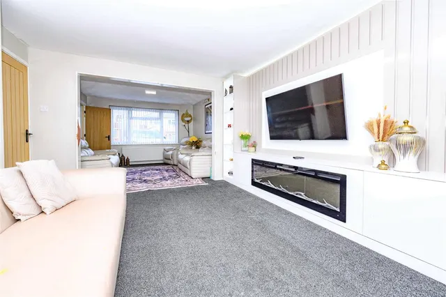 Photo 3 — Charlwood Road, Luton, Bedfordshire, LU4